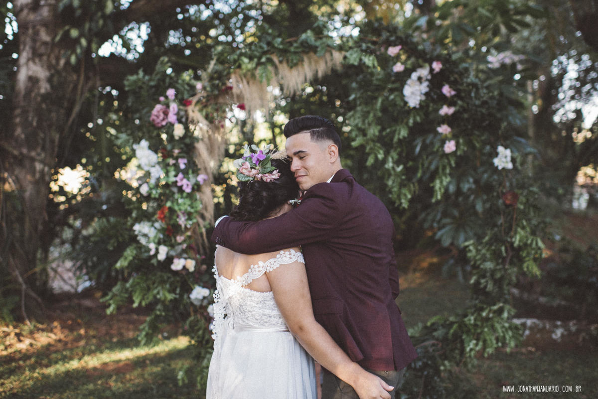 casal apaixonado, natureza, love, amor, Jonathan Januario, foto, fotografia, Araras, leme, limeira,campinas, São Paulo, Rio claro, folk, lifeStyle, montanha, foto na fazenda, casamento de dia, noiva, vestido de noiva, vestida pra casar, lápis de noiva