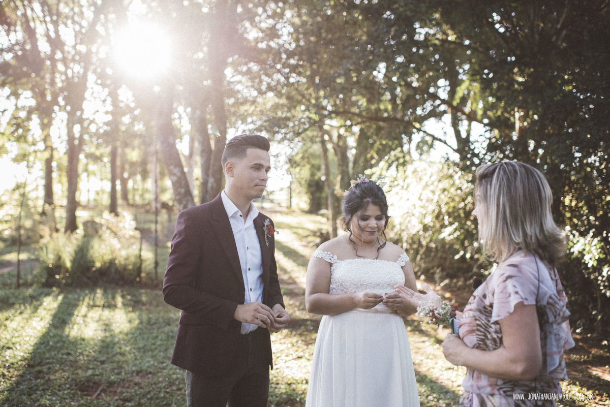 casal apaixonado, natureza, love, amor, Jonathan Januario, foto, fotografia, Araras, leme, limeira,campinas, São Paulo, Rio claro, folk, lifeStyle, montanha, foto na fazenda, casamento de dia, noiva, vestido de noiva, vestida pra casar, lápis de noiva