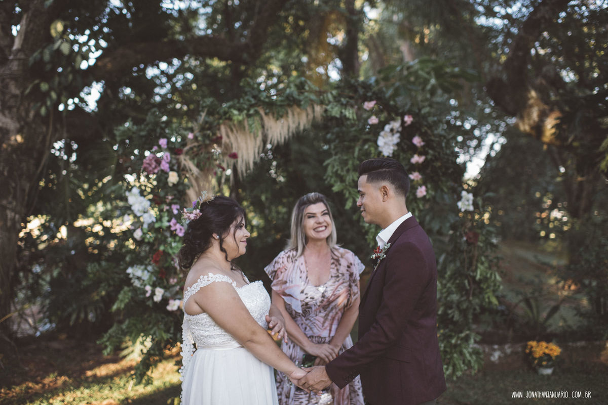 casal apaixonado, natureza, love, amor, Jonathan Januario, foto, fotografia, Araras, leme, limeira,campinas, São Paulo, Rio claro, folk, lifeStyle, montanha, foto na fazenda, casamento de dia, noiva, vestido de noiva, vestida pra casar, lápis de noiva