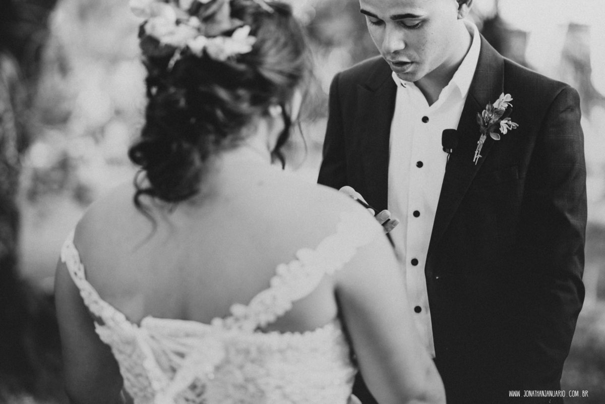 casal apaixonado, natureza, love, amor, Jonathan Januario, foto, fotografia, Araras, leme, limeira,campinas, São Paulo, Rio claro, folk, lifeStyle, montanha, foto na fazenda, casamento de dia, noiva, vestido de noiva, vestida pra casar, lápis de noiva