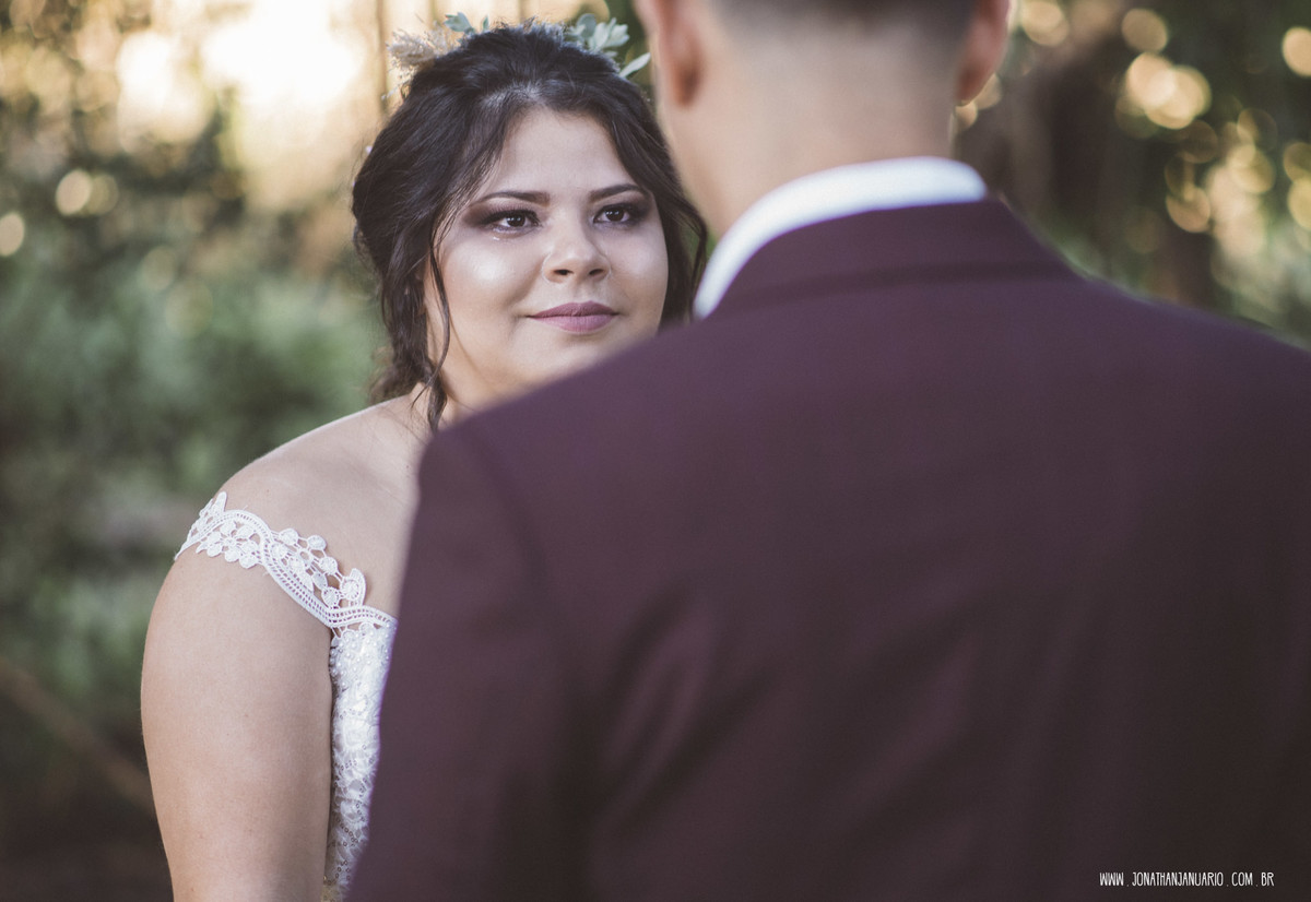 casal apaixonado, natureza, love, amor, Jonathan Januario, foto, fotografia, Araras, leme, limeira,campinas, São Paulo, Rio claro, folk, lifeStyle, montanha, foto na fazenda, casamento de dia, noiva, vestido de noiva, vestida pra casar, lápis de noiva