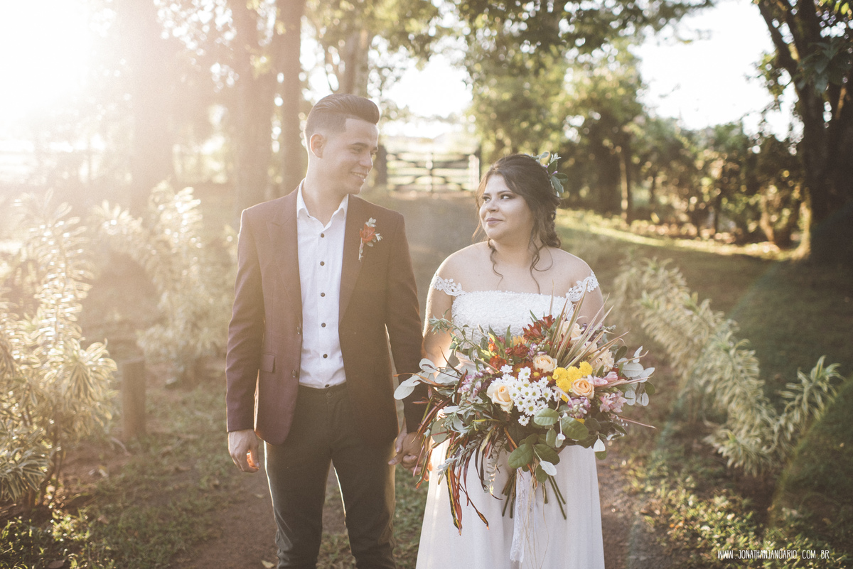 casal apaixonado, natureza, love, amor, Jonathan Januario, foto, fotografia, Araras, leme, limeira,campinas, São Paulo, Rio claro, folk, lifeStyle, montanha, foto na fazenda, casamento de dia, noiva, vestido de noiva, vestida pra casar, lápis de noiva