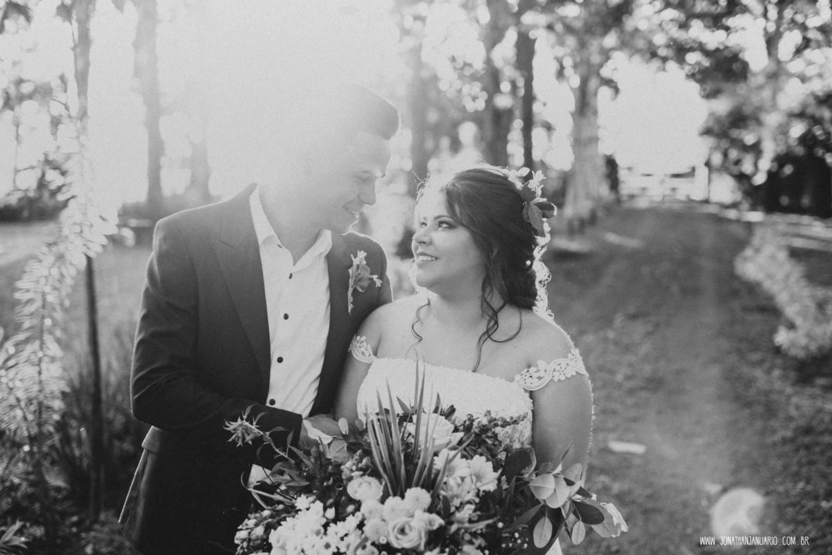 casal apaixonado, natureza, love, amor, Jonathan Januario, foto, fotografia, Araras, leme, limeira,campinas, São Paulo, Rio claro, folk, lifeStyle, montanha, foto na fazenda, casamento de dia, noiva, vestido de noiva, vestida pra casar, lápis de noiva