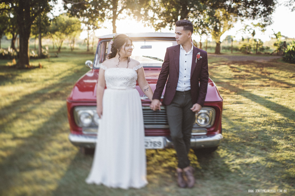 casal apaixonado, natureza, love, amor, Jonathan Januario, foto, fotografia, Araras, leme, limeira,campinas, São Paulo, Rio claro, folk, lifeStyle, montanha, foto na fazenda, casamento de dia, noiva, vestido de noiva, vestida pra casar, lápis de noiva