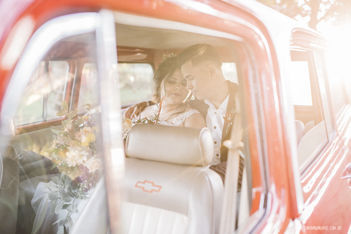 casal apaixonado, natureza, love, amor, Jonathan Januario, foto, fotografia, Araras, leme, limeira,campinas, São Paulo, Rio claro, folk, lifeStyle, montanha, foto na fazenda, casamento de dia, noiva, vestido de noiva, vestida pra casar, lápis de noiva