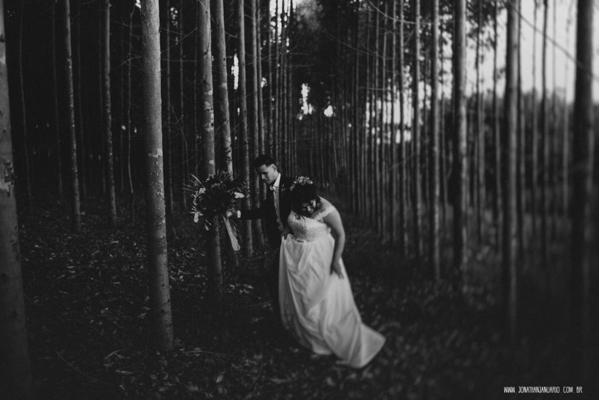casal apaixonado, natureza, love, amor, Jonathan Januario, foto, fotografia, Araras, leme, limeira,campinas, São Paulo, Rio claro, folk, lifeStyle, montanha, foto na fazenda, casamento de dia, noiva, vestido de noiva, vestida pra casar, lápis de noiva
