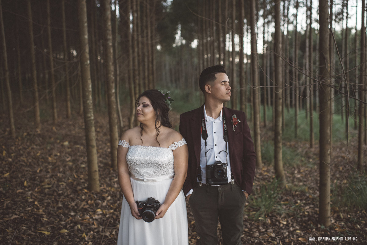 casal apaixonado, natureza, love, amor, Jonathan Januario, foto, fotografia, Araras, leme, limeira,campinas, São Paulo, Rio claro, folk, lifeStyle, montanha, foto na fazenda, casamento de dia, noiva, vestido de noiva, vestida pra casar, lápis de noiva