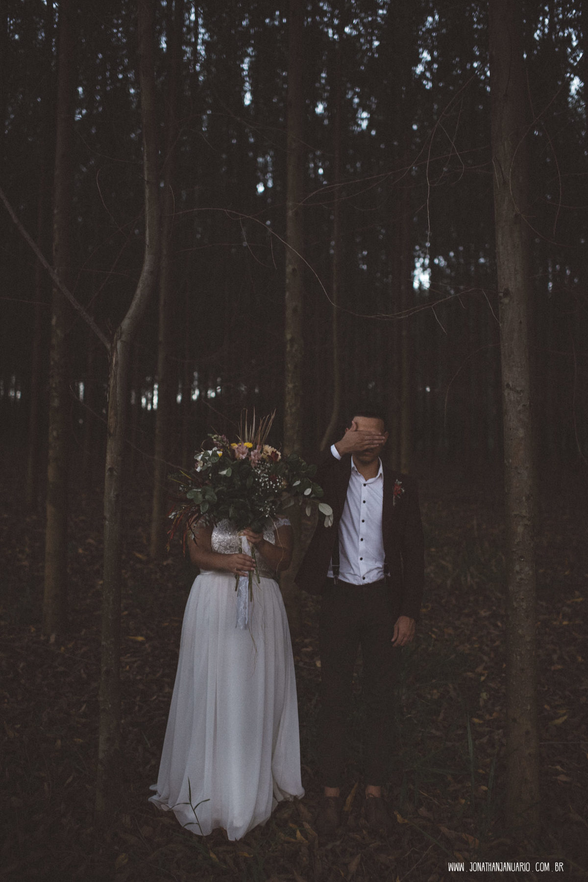casal apaixonado, natureza, love, amor, Jonathan Januario, foto, fotografia, Araras, leme, limeira,campinas, São Paulo, Rio claro, folk, lifeStyle, montanha, foto na fazenda, casamento de dia, noiva, vestido de noiva, vestida pra casar, lápis de noiva