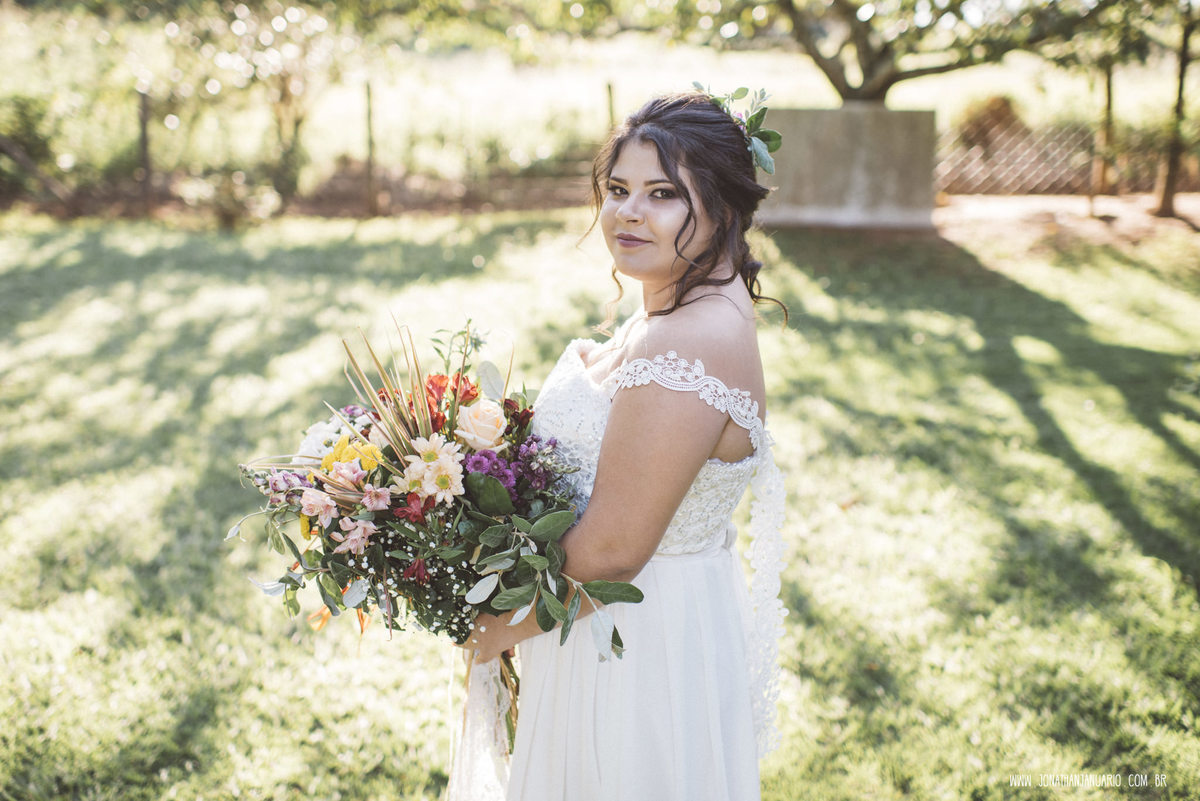 casal apaixonado, natureza, love, amor, Jonathan Januario, foto, fotografia, Araras, leme, limeira,campinas, São Paulo, Rio claro, folk, lifeStyle, montanha, foto na fazenda, casamento de dia, noiva, vestido de noiva, vestida pra casar, lápis de noiva