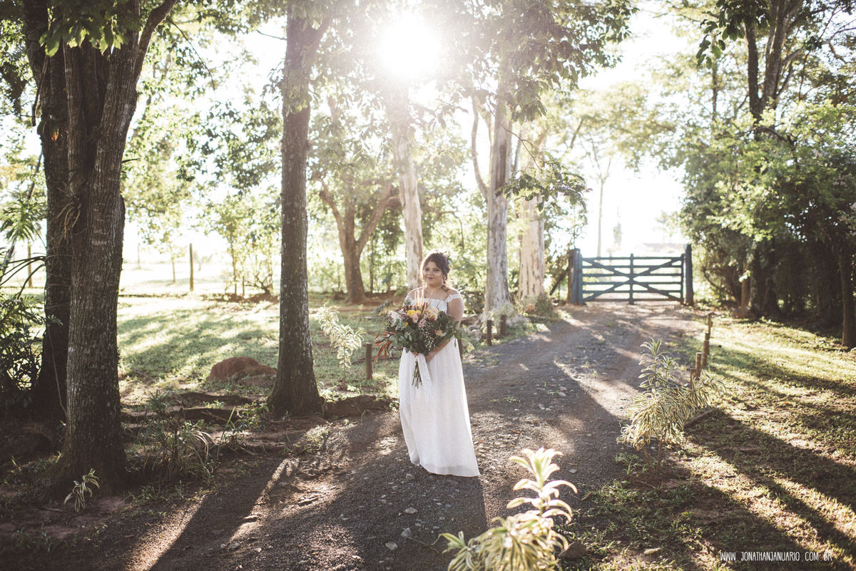 casal apaixonado, natureza, love, amor, Jonathan Januario, foto, fotografia, Araras, leme, limeira,campinas, São Paulo, Rio claro, folk, lifeStyle, montanha, foto na fazenda, casamento de dia, noiva, vestido de noiva, vestida pra casar, lápis de noiva