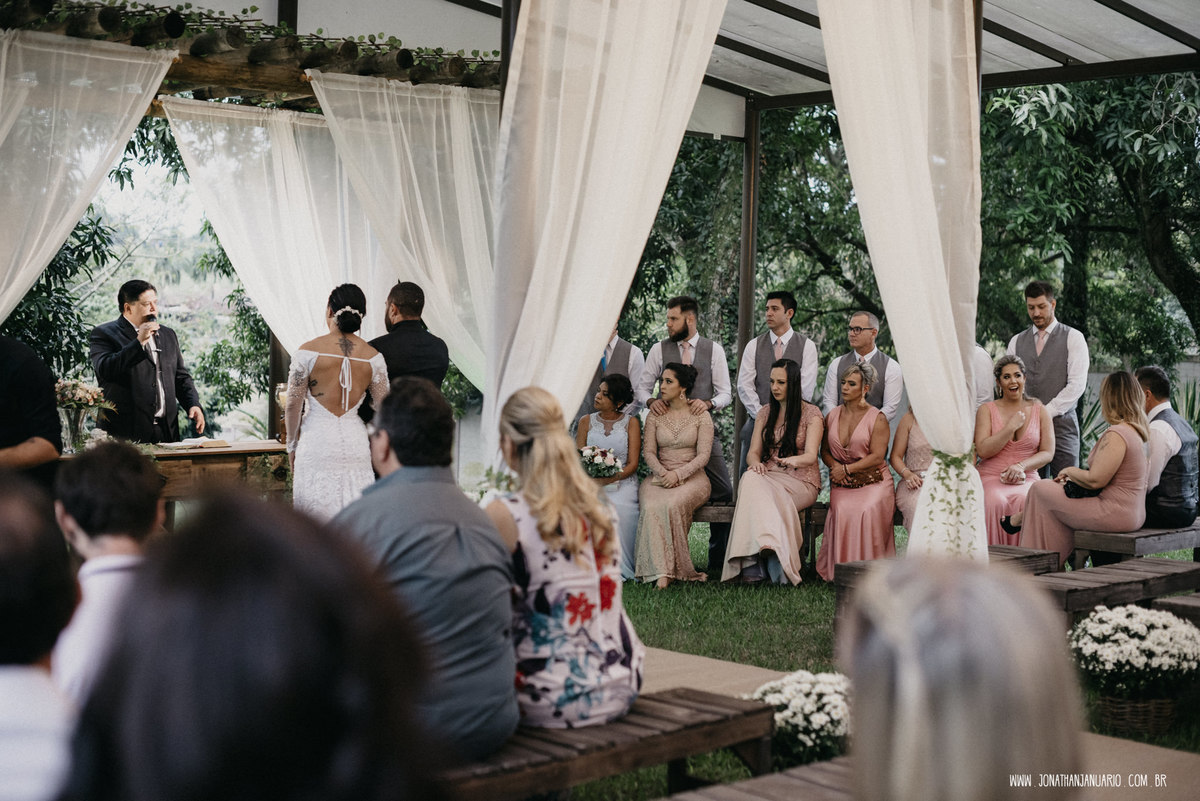  casal apaixonado, natureza, love, amor, Jonathan Januario, foto, fotografia, Araras, leme, limeira,campinas, São Paulo, Rio claro, folk, lifeStyle, montanha, foto na fazenda, casamento de dia, noiva, vestido de noiva, vestida pra casar, lápis de noiva