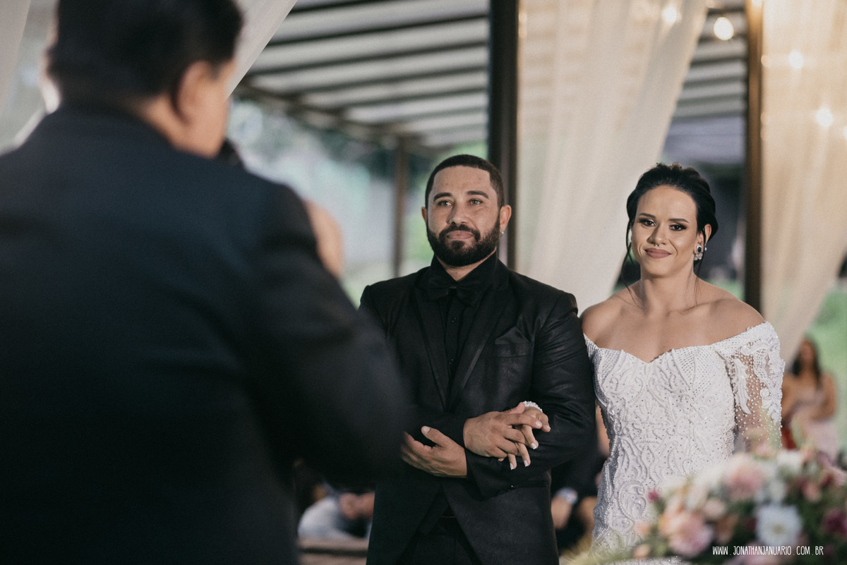  casal apaixonado, natureza, love, amor, Jonathan Januario, foto, fotografia, Araras, leme, limeira,campinas, São Paulo, Rio claro, folk, lifeStyle, montanha, foto na fazenda, casamento de dia, noiva, vestido de noiva, vestida pra casar, lápis de noiva