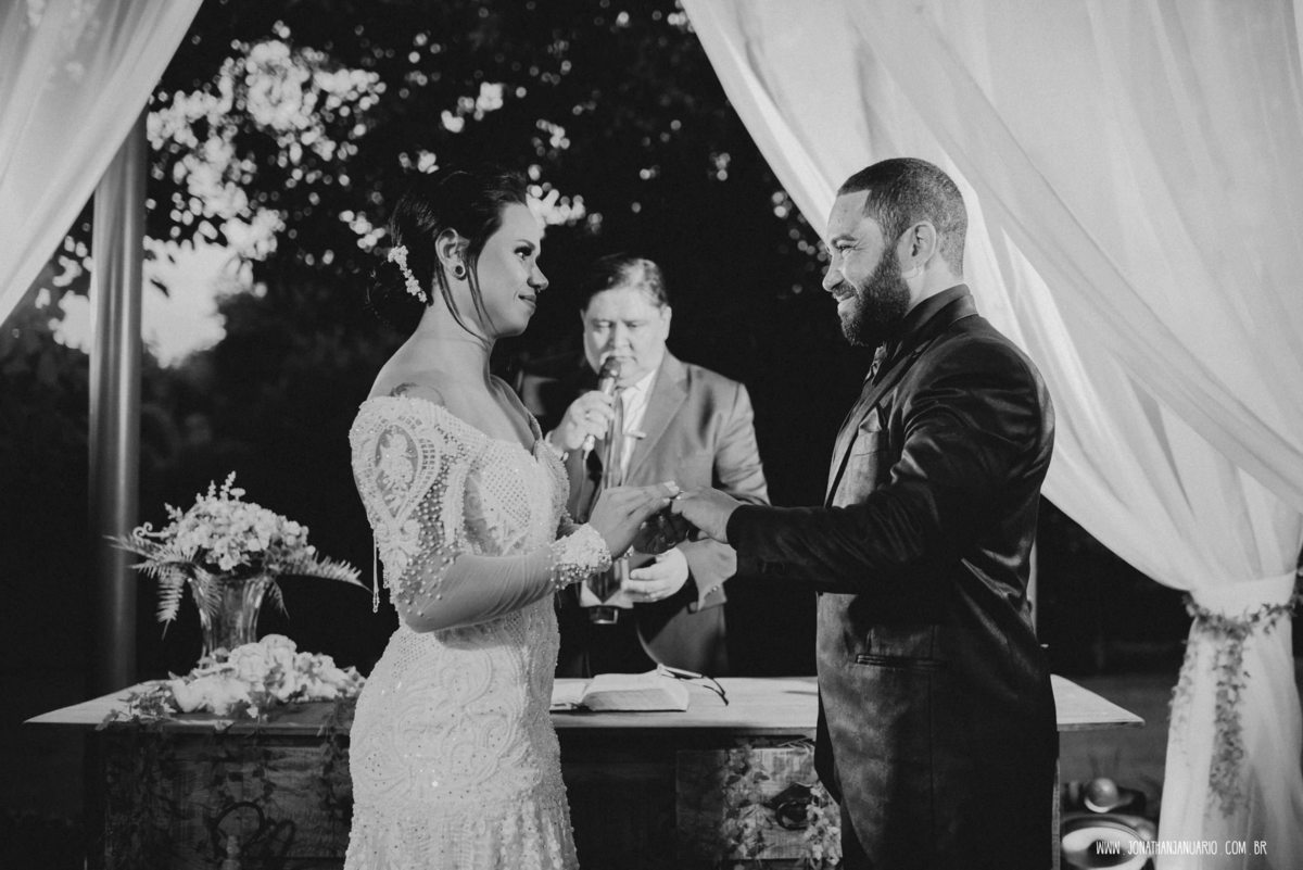  casal apaixonado, natureza, love, amor, Jonathan Januario, foto, fotografia, Araras, leme, limeira,campinas, São Paulo, Rio claro, folk, lifeStyle, montanha, foto na fazenda, casamento de dia, noiva, vestido de noiva, vestida pra casar, lápis de noiva