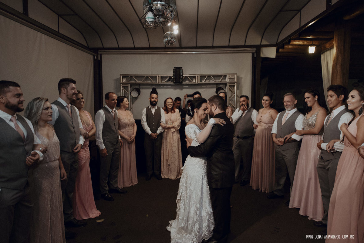  casal apaixonado, natureza, love, amor, Jonathan Januario, foto, fotografia, Araras, leme, limeira,campinas, São Paulo, Rio claro, folk, lifeStyle, montanha, foto na fazenda, casamento de dia, noiva, vestido de noiva, vestida pra casar, lápis de noiva