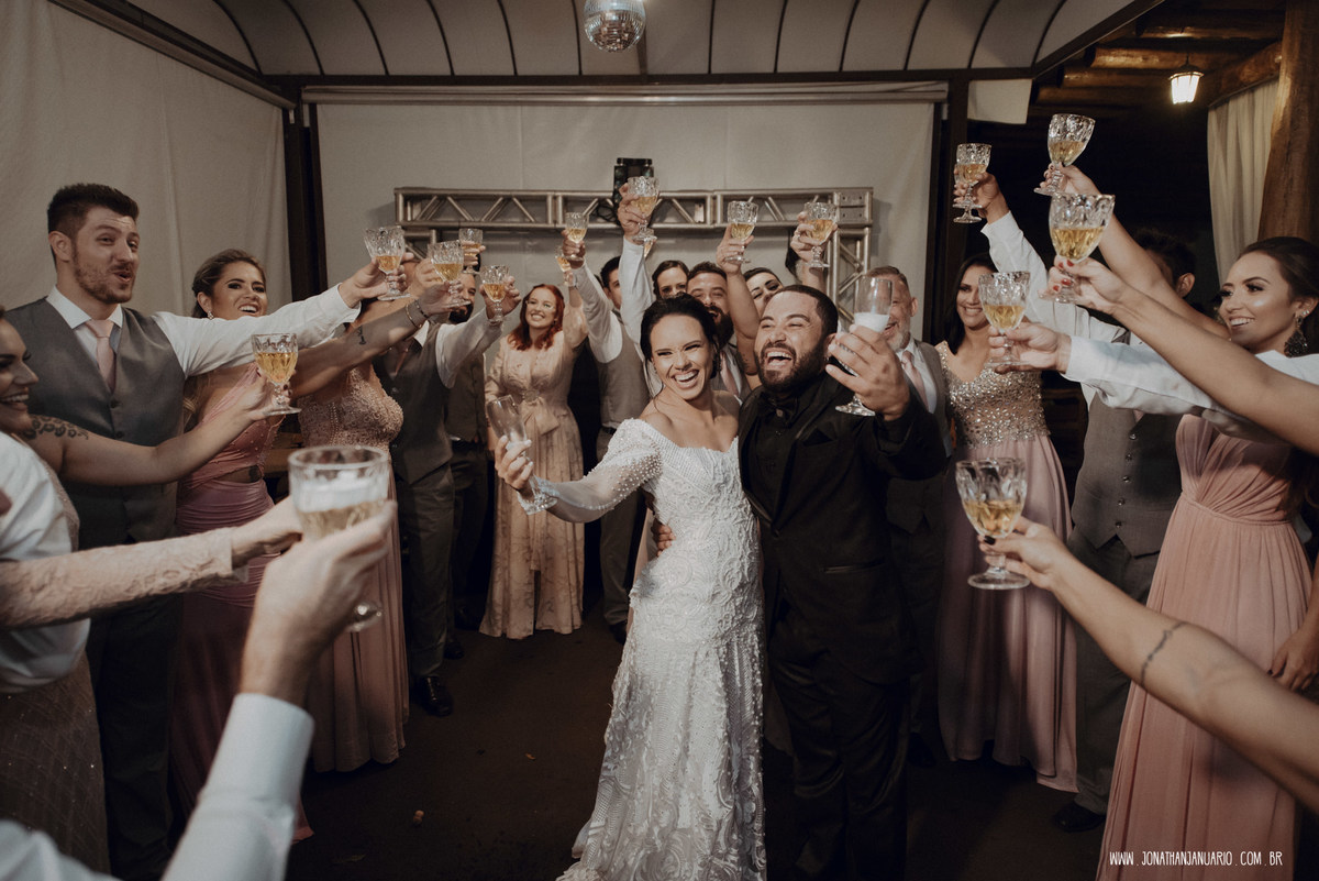 casal apaixonado, natureza, love, amor, Jonathan Januario, foto, fotografia, Araras, leme, limeira,campinas, São Paulo, Rio claro, folk, lifeStyle, montanha, foto na fazenda, casamento de dia, noiva, vestido de noiva, vestida pra casar, lápis de noiva