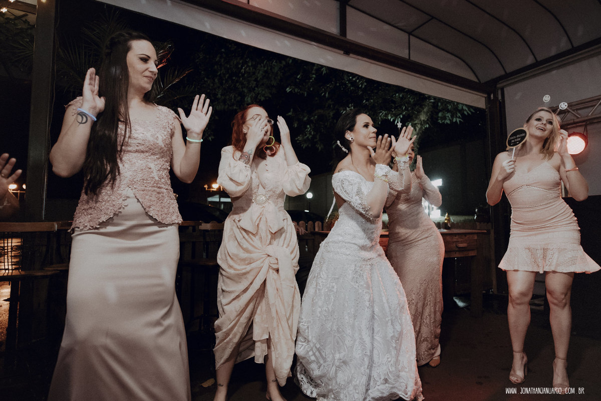  casal apaixonado, natureza, love, amor, Jonathan Januario, foto, fotografia, Araras, leme, limeira,campinas, São Paulo, Rio claro, folk, lifeStyle, montanha, foto na fazenda, casamento de dia, noiva, vestido de noiva, vestida pra casar, lápis de noiva