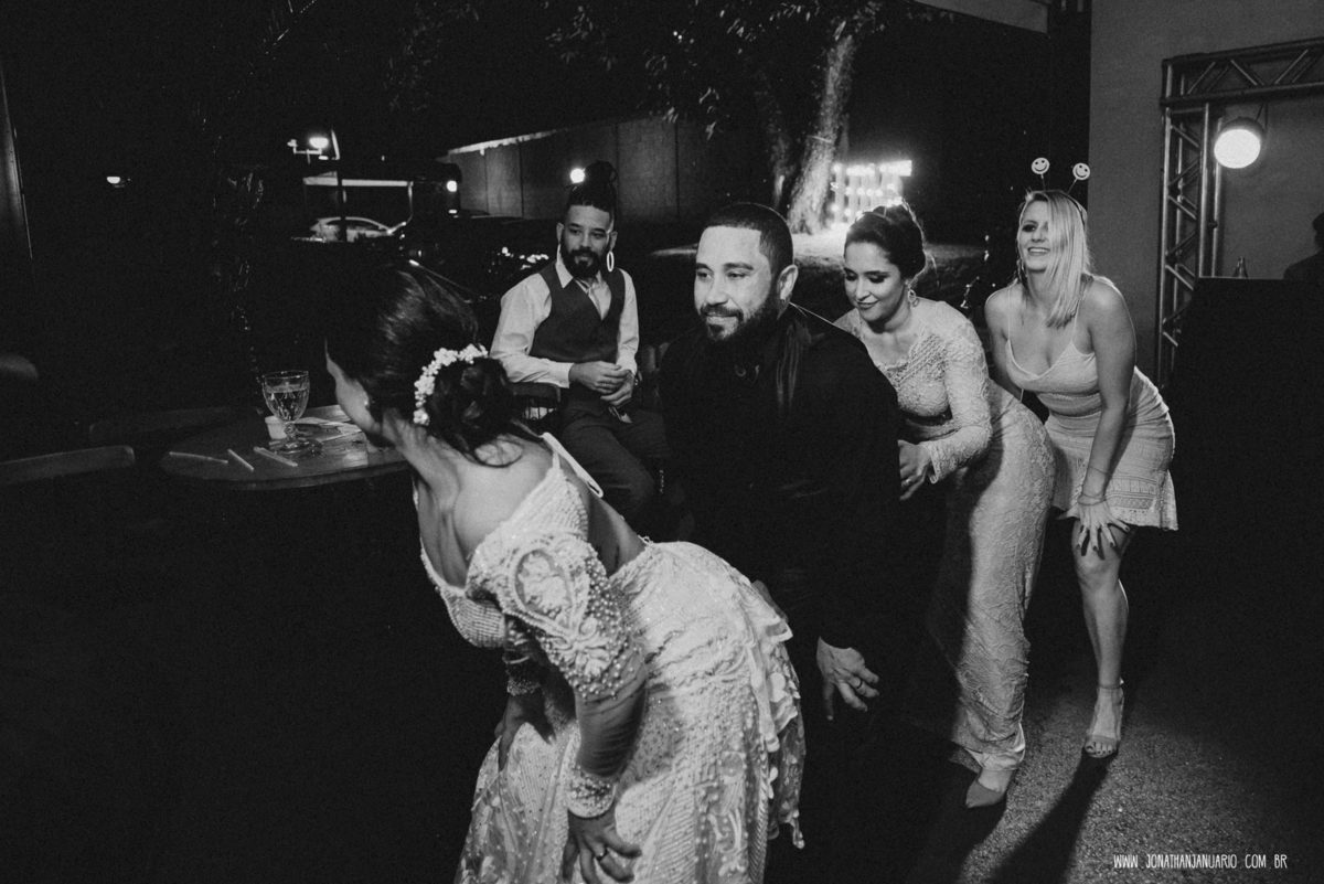  casal apaixonado, natureza, love, amor, Jonathan Januario, foto, fotografia, Araras, leme, limeira,campinas, São Paulo, Rio claro, folk, lifeStyle, montanha, foto na fazenda, casamento de dia, noiva, vestido de noiva, vestida pra casar, lápis de noiva