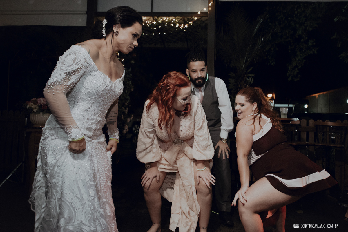  casal apaixonado, natureza, love, amor, Jonathan Januario, foto, fotografia, Araras, leme, limeira,campinas, São Paulo, Rio claro, folk, lifeStyle, montanha, foto na fazenda, casamento de dia, noiva, vestido de noiva, vestida pra casar, lápis de noiva