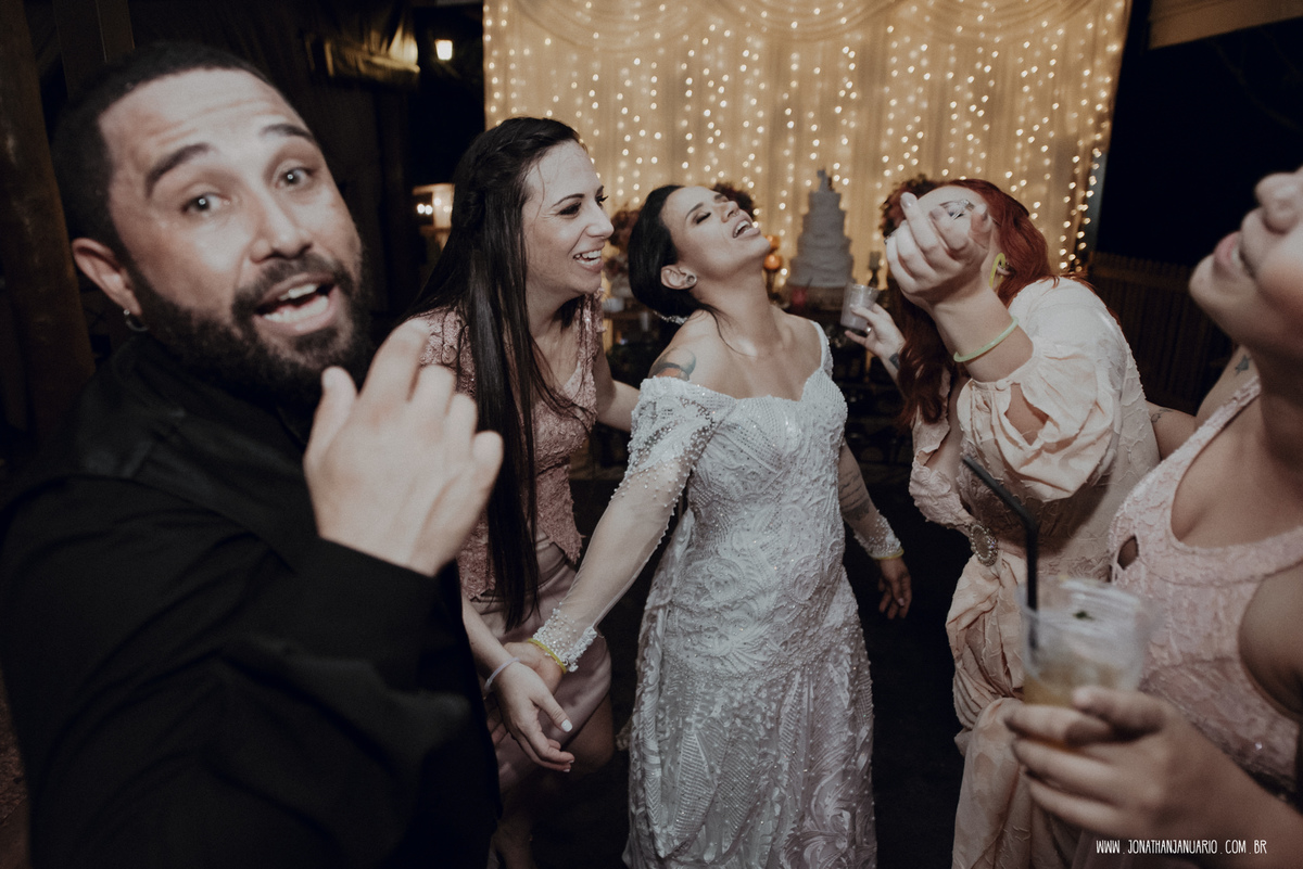  casal apaixonado, natureza, love, amor, Jonathan Januario, foto, fotografia, Araras, leme, limeira,campinas, São Paulo, Rio claro, folk, lifeStyle, montanha, foto na fazenda, casamento de dia, noiva, vestido de noiva, vestida pra casar, lápis de noiva