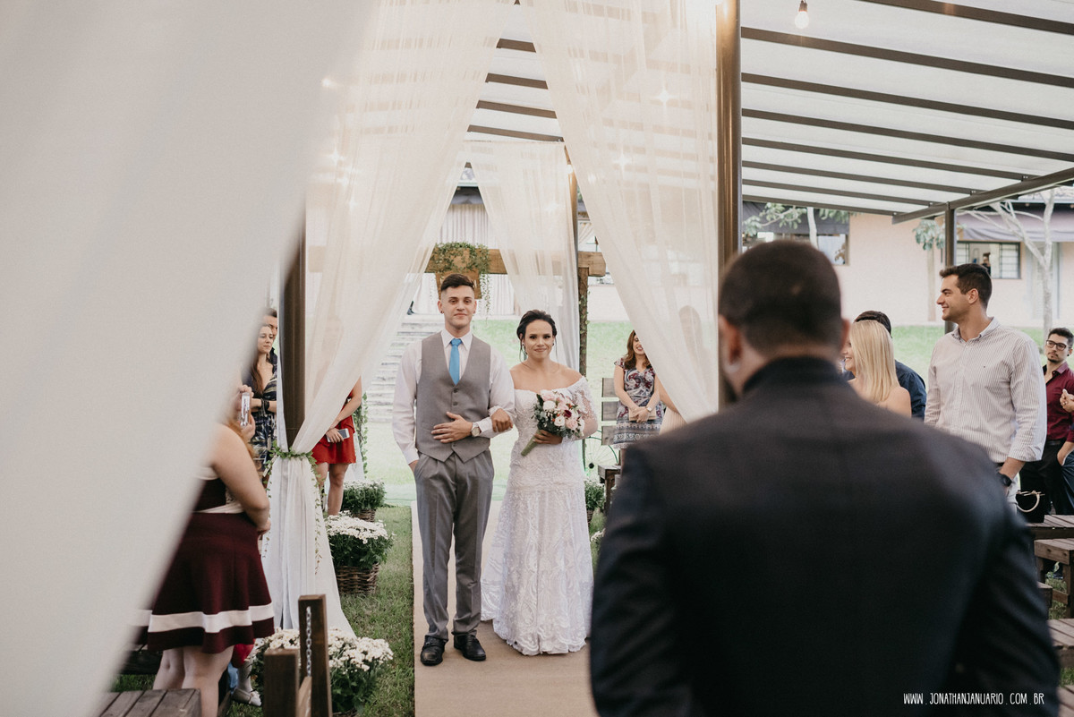  casal apaixonado, natureza, love, amor, Jonathan Januario, foto, fotografia, Araras, leme, limeira,campinas, São Paulo, Rio claro, folk, lifeStyle, montanha, foto na fazenda, casamento de dia, noiva, vestido de noiva, vestida pra casar, lápis de noiva