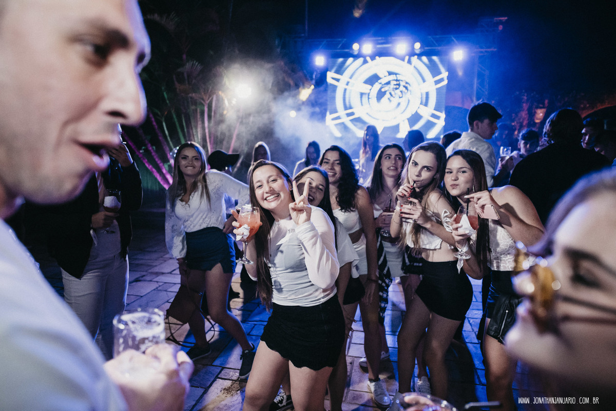 love, amor, Jonathan Januario, foto, fotografia, Araras, leme, limeira,campinas, São Paulo, 15 anos, funk, noivinha, novinha dançando, funk pesado, aniversario 15 anos, Fritz araras, debutante, festa chique, bebida