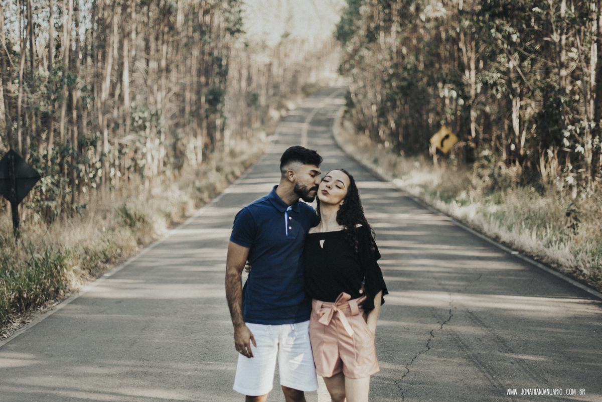 Ensaio em Rio Claro-SP, casal apaixonado, natureza - love, amor, casal, Jonathan Januario, foto, fotografia, Araras, itirapina, limeira,campinas, São Paulo, folk, lifeStyle, morro do facao , montanha, foto na fazenda,  Mariporã, foto em montanha, saltao