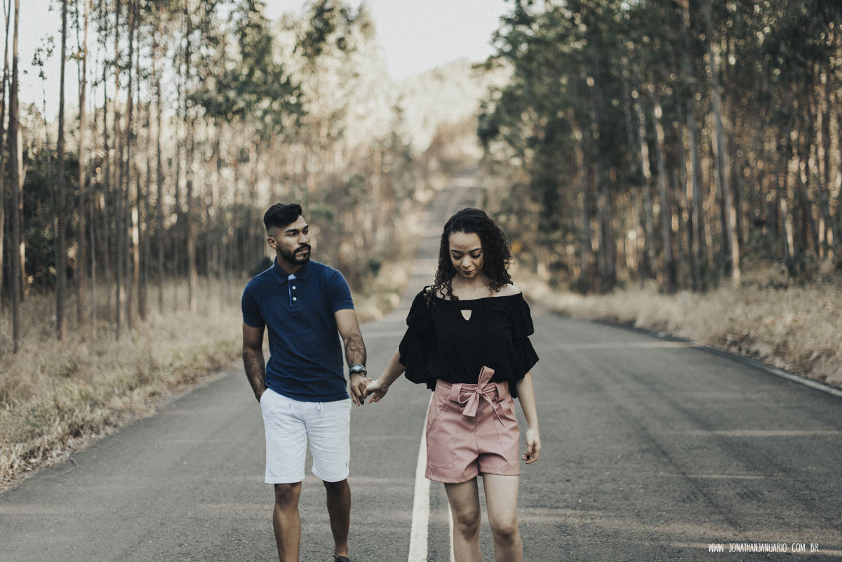 Ensaio em Rio Claro-SP, casal apaixonado, natureza - love, amor, casal, Jonathan Januario, foto, fotografia, Araras, itirapina, limeira,campinas, São Paulo, folk, lifeStyle, morro do facao , montanha, foto na fazenda,  Mariporã, foto em montanha, saltao