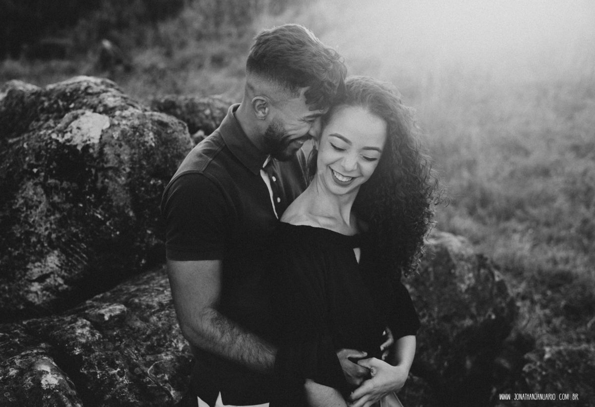 Ensaio em Rio Claro-SP, casal apaixonado, natureza - love, amor, casal, Jonathan Januario, foto, fotografia, Araras, itirapina, limeira,campinas, São Paulo, folk, lifeStyle, morro do facao , montanha, foto na fazenda,  Mariporã, foto em montanha, saltao