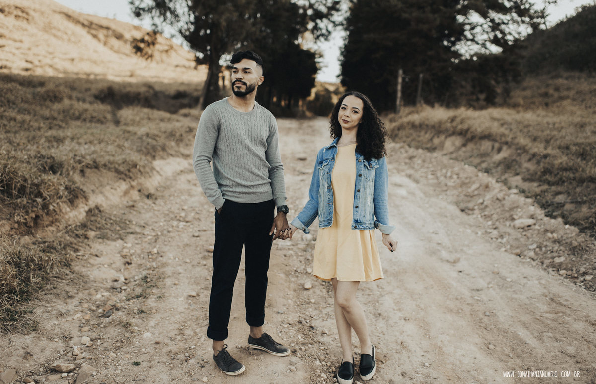 Ensaio em Rio Claro-SP, casal apaixonado, natureza - love, amor, casal, Jonathan Januario, foto, fotografia, Araras, itirapina, limeira,campinas, São Paulo, folk, lifeStyle, morro do facao , montanha, foto na fazenda,  Mariporã, foto em montanha, saltao