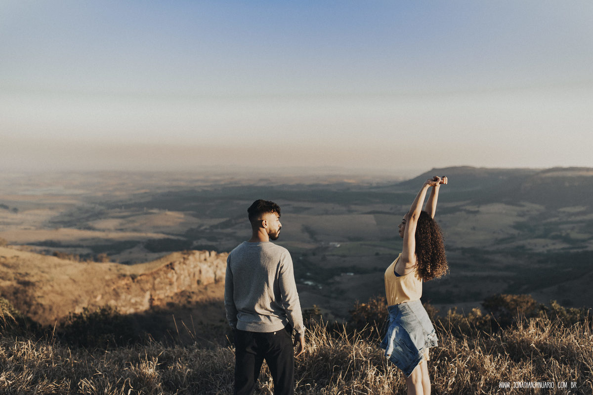 Ensaio em Rio Claro-SP, casal apaixonado, natureza - love, amor, casal, Jonathan Januario, foto, fotografia, Araras, itirapina, limeira,campinas, São Paulo, folk, lifeStyle, morro do facao , montanha, foto na fazenda,  Mariporã, foto em montanha, saltao