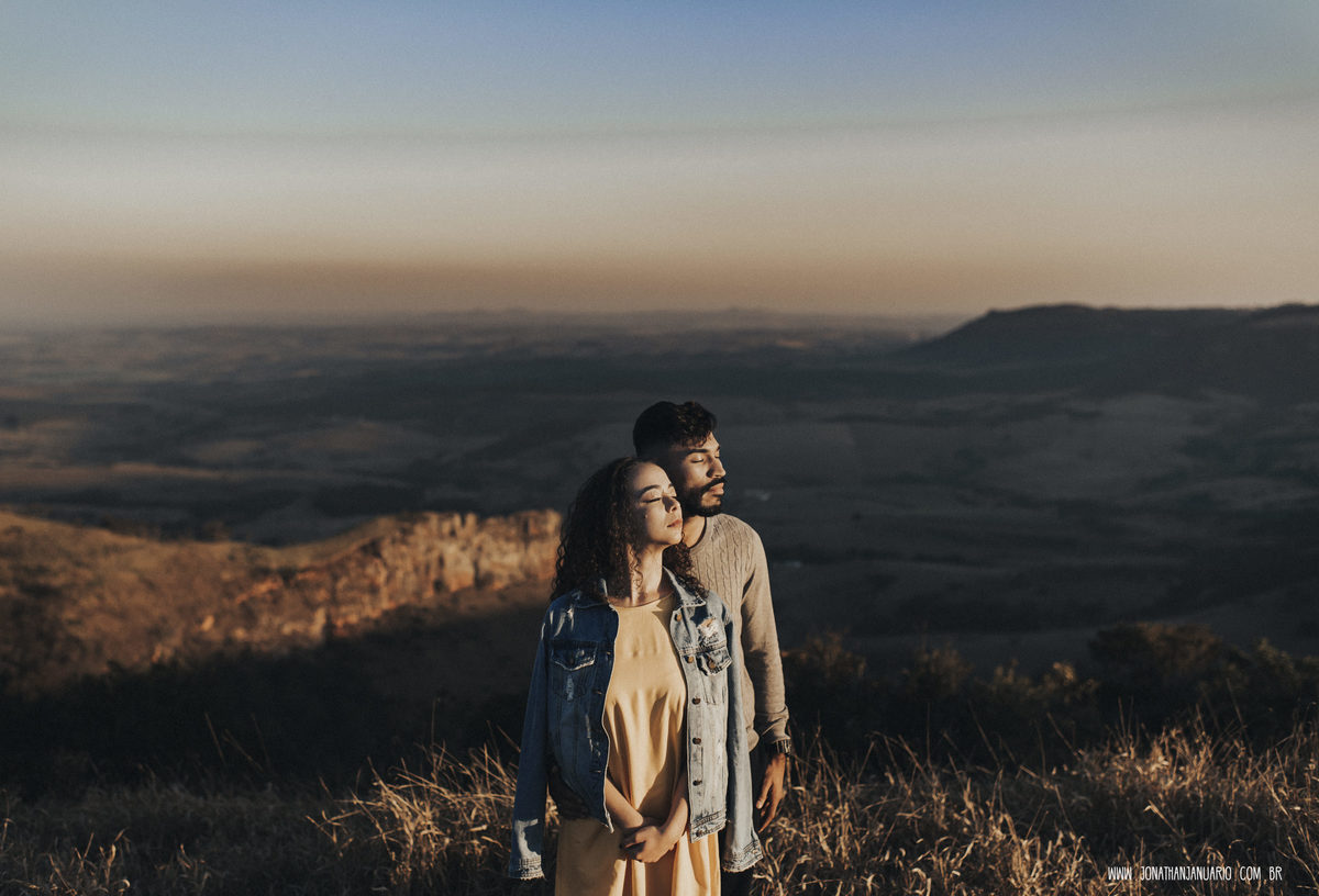 Ensaio em Rio Claro-SP, casal apaixonado, natureza - love, amor, casal, Jonathan Januario, foto, fotografia, Araras, itirapina, limeira,campinas, São Paulo, folk, lifeStyle, morro do facao , montanha, foto na fazenda,  Mariporã, foto em montanha, saltao