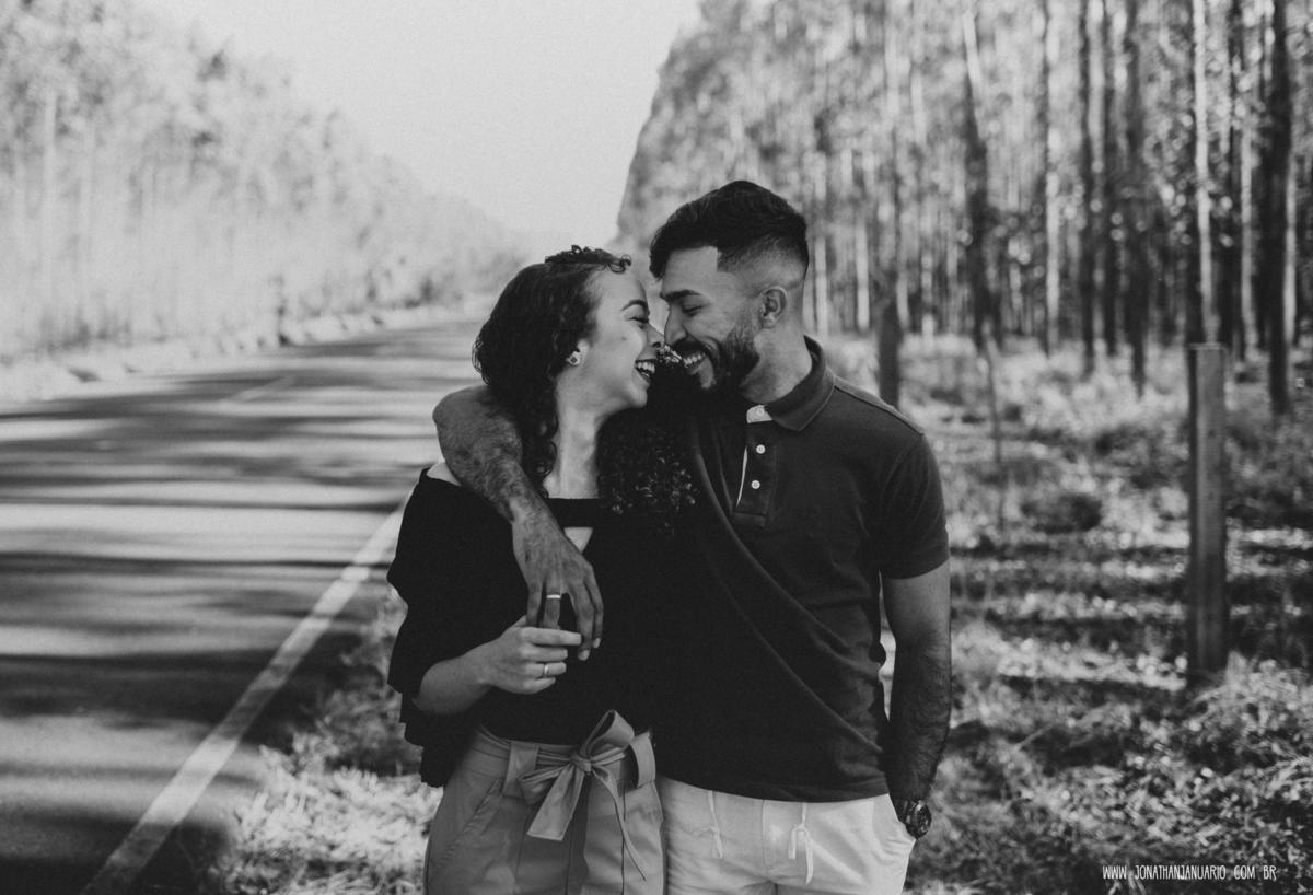 Ensaio em Rio Claro-SP, casal apaixonado, natureza - love, amor, casal, Jonathan Januario, foto, fotografia, Araras, itirapina, limeira,campinas, São Paulo, folk, lifeStyle, morro do facao , montanha, foto na fazenda,  Mariporã, foto em montanha, saltao
