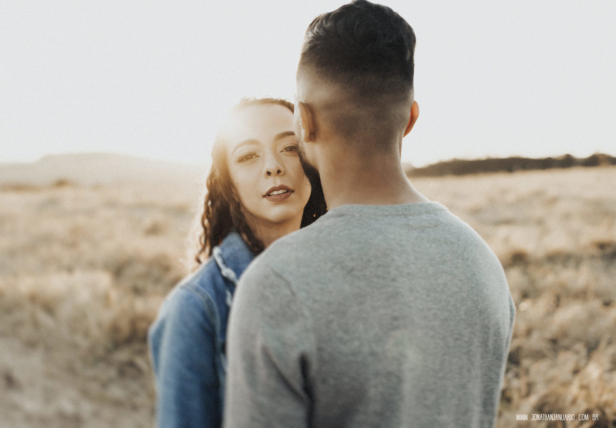 Ensaio em Rio Claro-SP, casal apaixonado, natureza - love, amor, casal, Jonathan Januario, foto, fotografia, Araras, itirapina, limeira,campinas, São Paulo, folk, lifeStyle, morro do facao , montanha, foto na fazenda,  Mariporã, foto em montanha, saltao