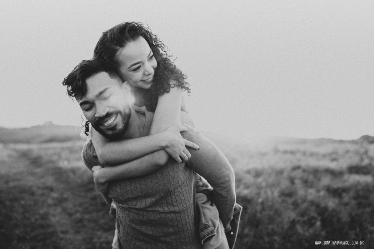 Ensaio em Rio Claro-SP, casal apaixonado, natureza - love, amor, casal, Jonathan Januario, foto, fotografia, Araras, itirapina, limeira,campinas, São Paulo, folk, lifeStyle, morro do facao , montanha, foto na fazenda,  Mariporã, foto em montanha, saltao