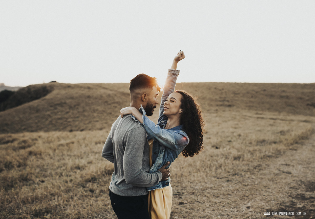 Ensaio em Rio Claro-SP, casal apaixonado, natureza - love, amor, casal, Jonathan Januario, foto, fotografia, Araras, itirapina, limeira,campinas, São Paulo, folk, lifeStyle, morro do facao , montanha, foto na fazenda,  Mariporã, foto em montanha, saltao