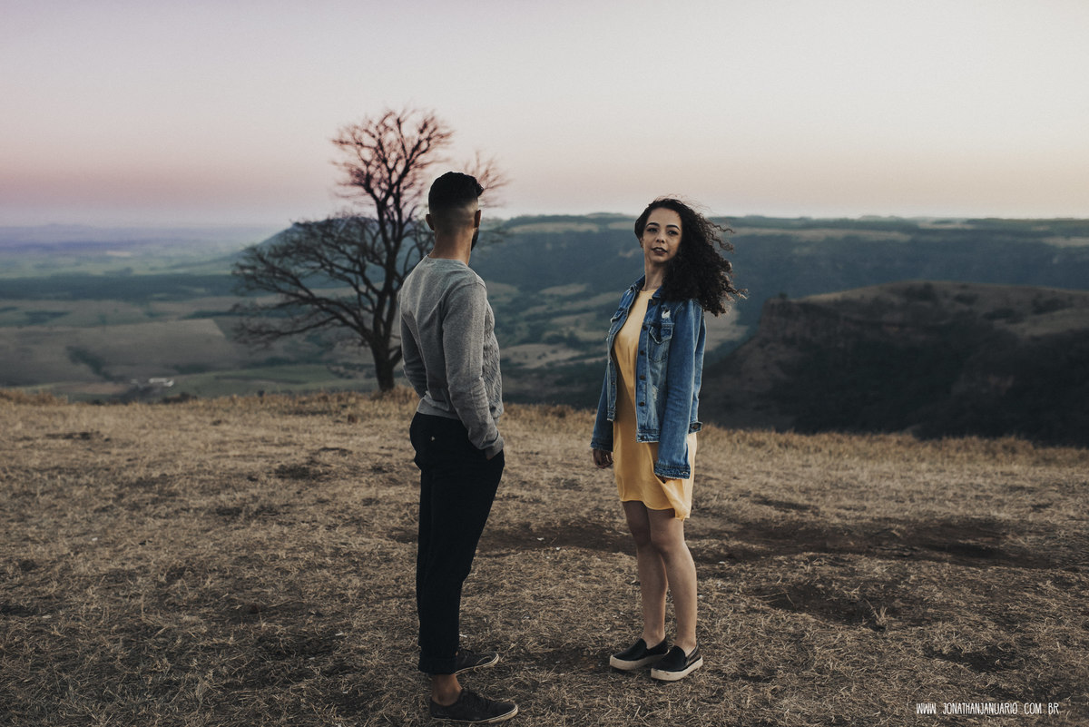 Ensaio em Rio Claro-SP, casal apaixonado, natureza - love, amor, casal, Jonathan Januario, foto, fotografia, Araras, itirapina, limeira,campinas, São Paulo, folk, lifeStyle, morro do facao , montanha, foto na fazenda,  Mariporã, foto em montanha, saltao