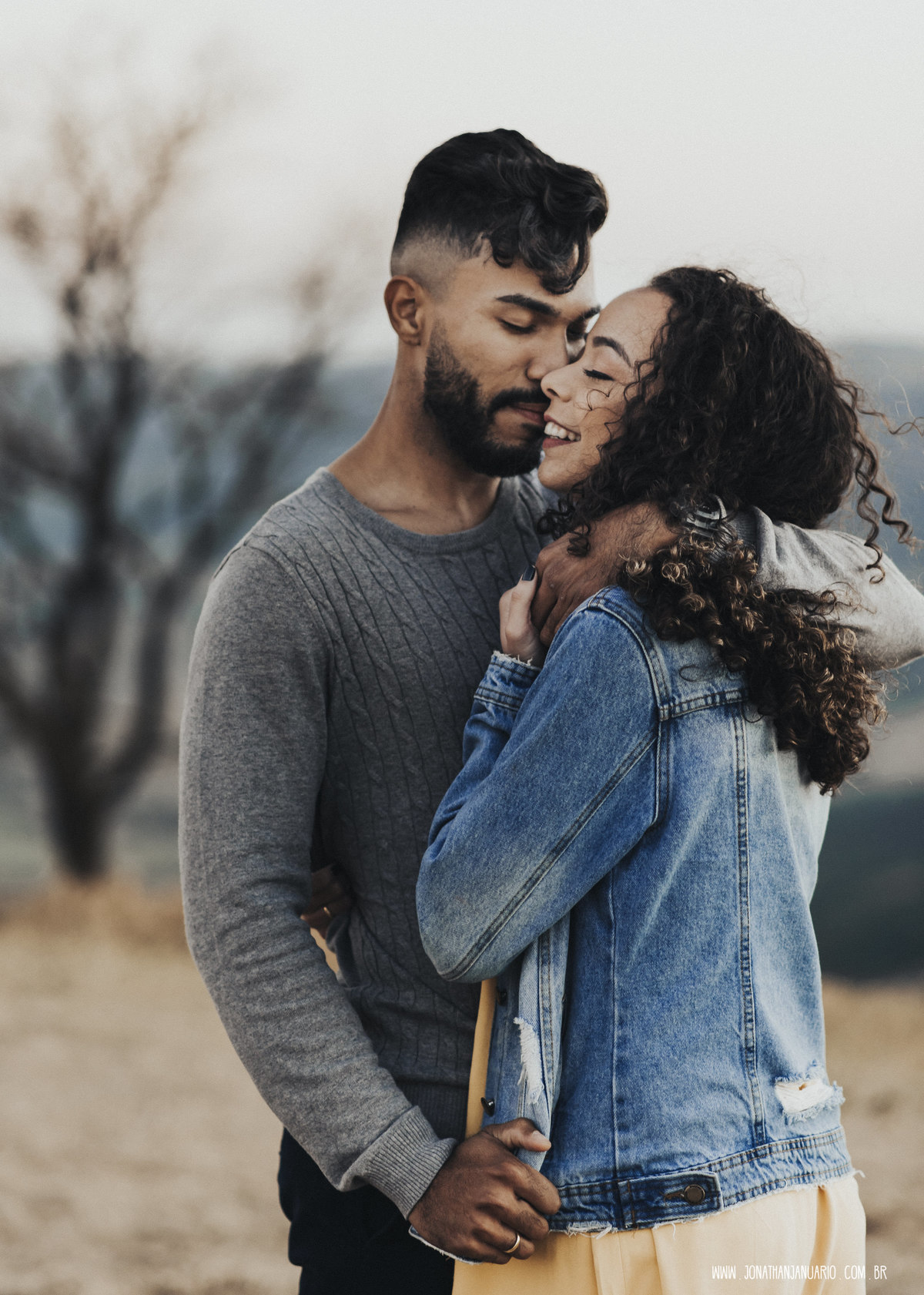 Ensaio em Rio Claro-SP, casal apaixonado, natureza - love, amor, casal, Jonathan Januario, foto, fotografia, Araras, itirapina, limeira,campinas, São Paulo, folk, lifeStyle, morro do facao , montanha, foto na fazenda,  Mariporã, foto em montanha, saltao