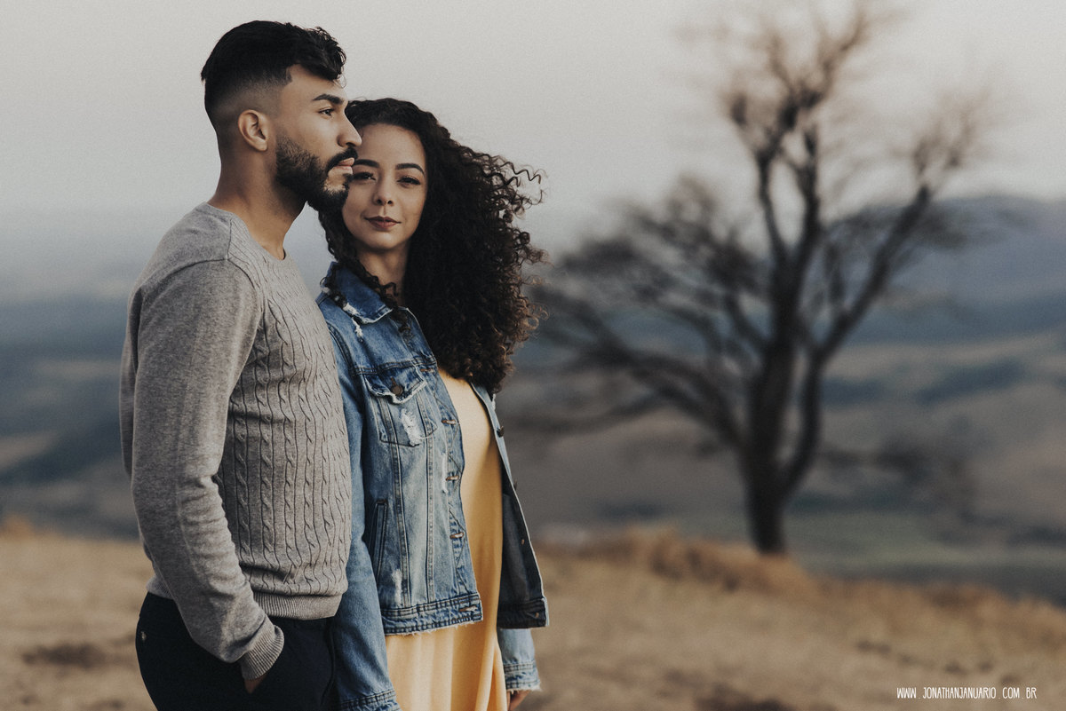 Ensaio em Rio Claro-SP, casal apaixonado, natureza - love, amor, casal, Jonathan Januario, foto, fotografia, Araras, itirapina, limeira,campinas, São Paulo, folk, lifeStyle, morro do facao , montanha, foto na fazenda,  Mariporã, foto em montanha, saltao