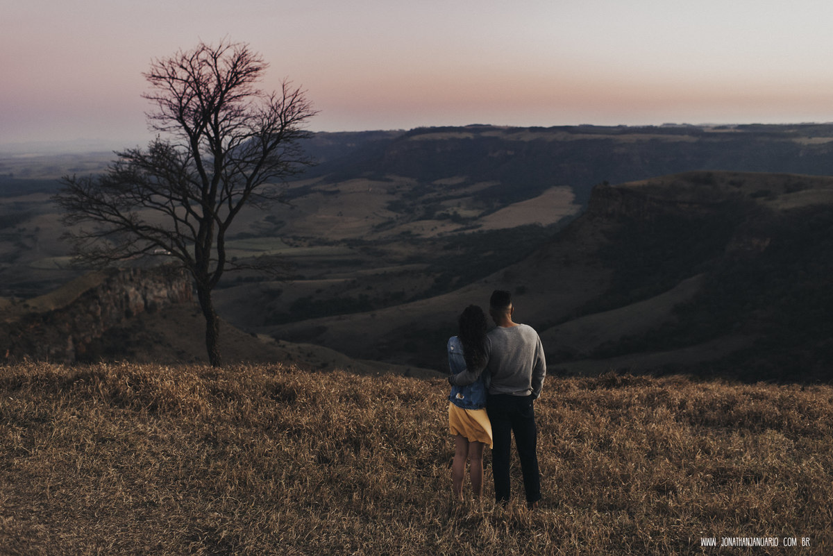 Ensaio em Rio Claro-SP, casal apaixonado, natureza - love, amor, casal, Jonathan Januario, foto, fotografia, Araras, itirapina, limeira,campinas, São Paulo, folk, lifeStyle, morro do facao , montanha, foto na fazenda,  Mariporã, foto em montanha, saltao