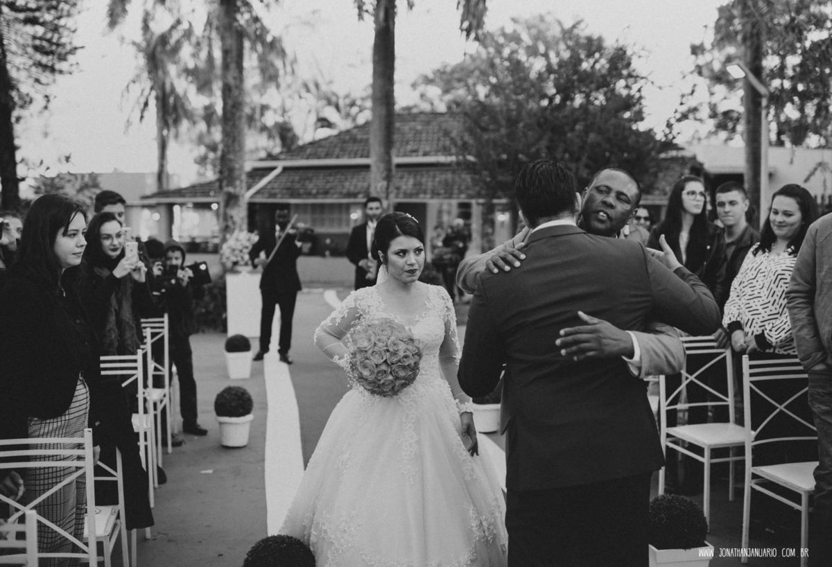 casal apaixonado, natureza, love, amor, Jonathan Januario, foto, fotografia, Araras, leme, limeira,campinas, São Paulo, Rio claro, folk, lifeStyle, montanha, foto na fazenda, casamento de dia, noiva, vestido de noiva, vestida pra casar, lápis de noiva