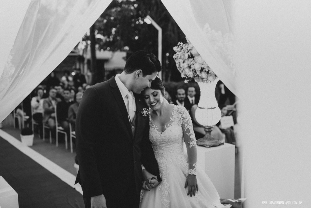 casal apaixonado, natureza, love, amor, Jonathan Januario, foto, fotografia, Araras, leme, limeira,campinas, São Paulo, Rio claro, folk, lifeStyle, montanha, foto na fazenda, casamento de dia, noiva, vestido de noiva, vestida pra casar, lápis de noiva
