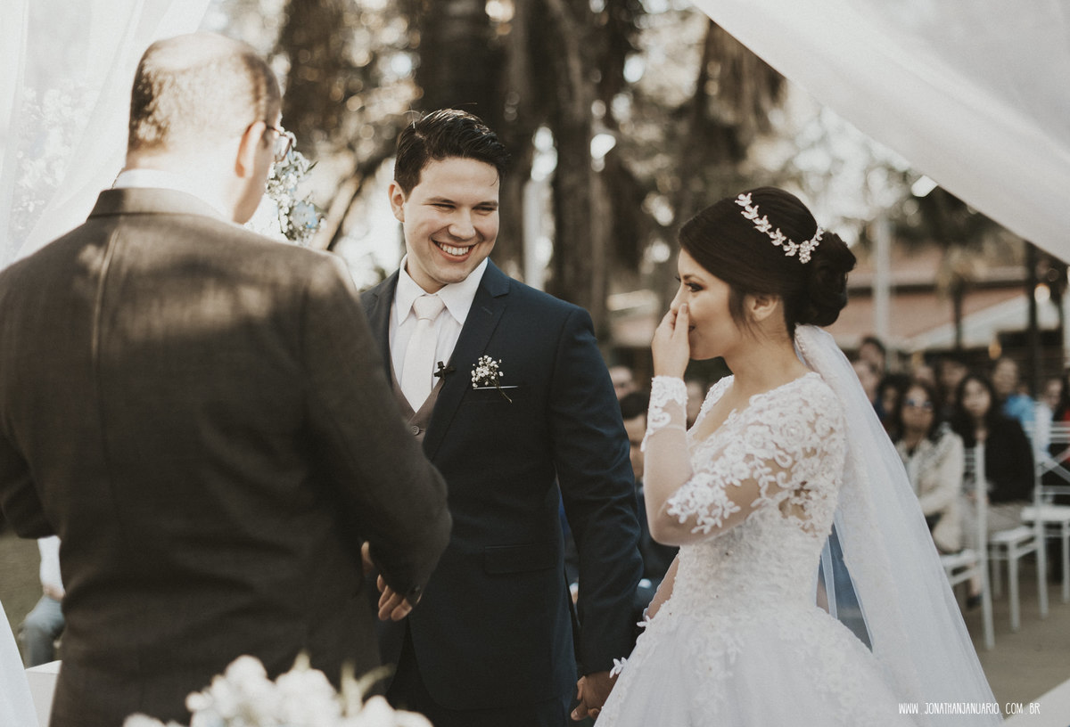 casal apaixonado, natureza, love, amor, Jonathan Januario, foto, fotografia, Araras, leme, limeira,campinas, São Paulo, Rio claro, folk, lifeStyle, montanha, foto na fazenda, casamento de dia, noiva, vestido de noiva, vestida pra casar, lápis de noiva