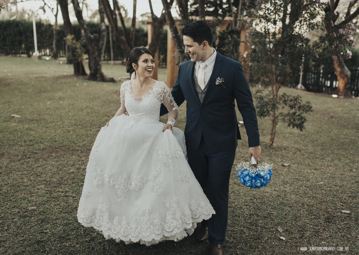 casal apaixonado, natureza, love, amor, Jonathan Januario, foto, fotografia, Araras, leme, limeira,campinas, São Paulo, Rio claro, folk, lifeStyle, montanha, foto na fazenda, casamento de dia, noiva, vestido de noiva, vestida pra casar, lápis de noiva