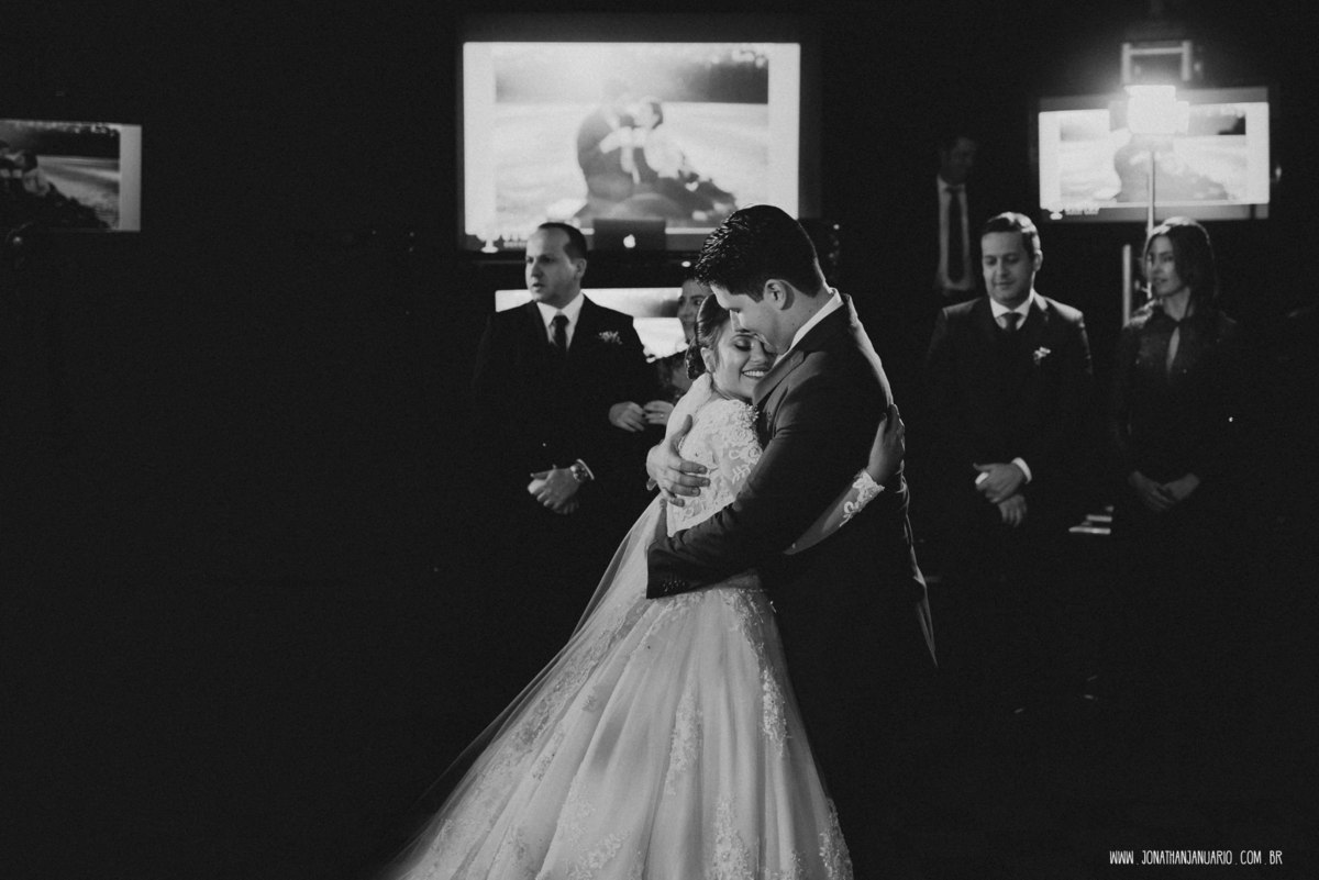 casal apaixonado, natureza, love, amor, Jonathan Januario, foto, fotografia, Araras, leme, limeira,campinas, São Paulo, Rio claro, folk, lifeStyle, montanha, foto na fazenda, casamento de dia, noiva, vestido de noiva, vestida pra casar, lápis de noiva