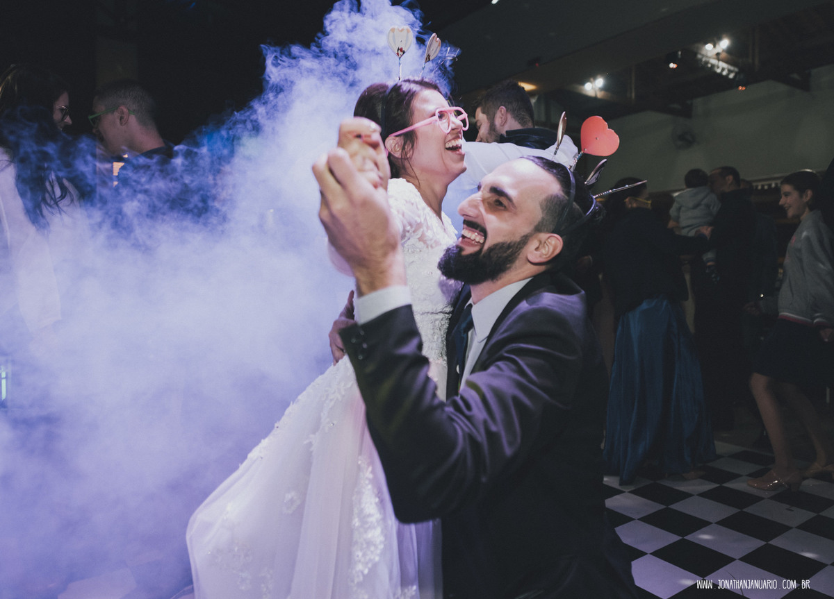 casal apaixonado, natureza, love, amor, Jonathan Januario, foto, fotografia, Araras, leme, limeira,campinas, São Paulo, Rio claro, folk, lifeStyle, montanha, foto na fazenda, casamento de dia, noiva, vestido de noiva, vestida pra casar, lápis de noiva