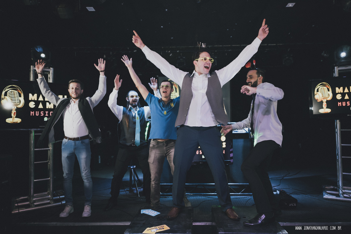 casal apaixonado, natureza, love, amor, Jonathan Januario, foto, fotografia, Araras, leme, limeira,campinas, São Paulo, Rio claro, folk, lifeStyle, montanha, foto na fazenda, casamento de dia, noiva, vestido de noiva, vestida pra casar, lápis de noiva