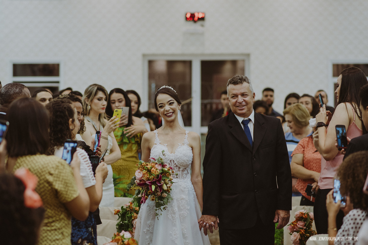 casal apaixonado, love, amor, Jonathan Januario, foto, fotografia, Araras, leme, limeira,campinas, São Paulo, Rio claro, lifeStyle, foto na fazenda, casamento de noite, noiva, vestido de noiva, vestida pra casar, lápis de noiva, casamento chique, igreja