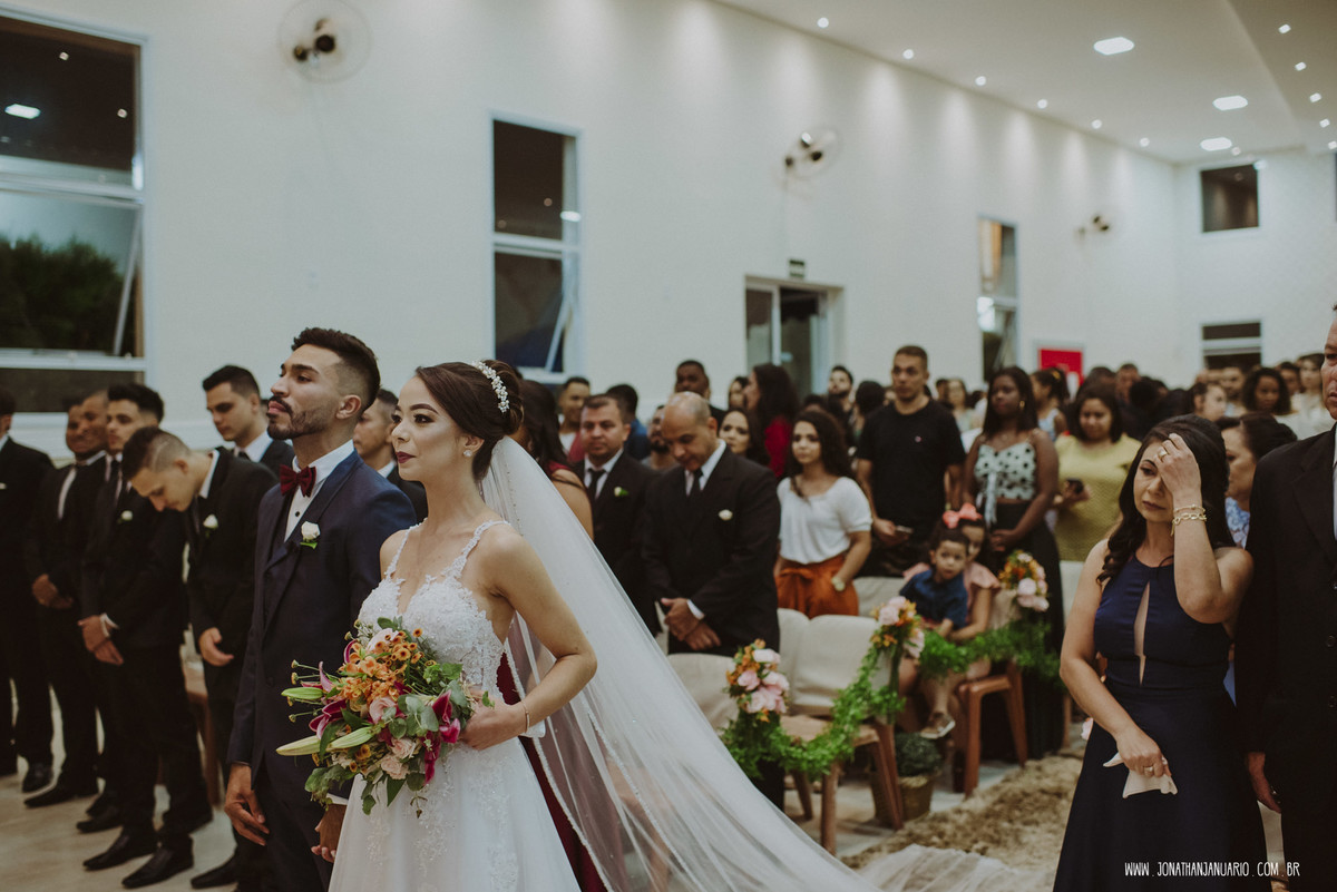 casal apaixonado, love, amor, Jonathan Januario, foto, fotografia, Araras, leme, limeira,campinas, São Paulo, Rio claro, lifeStyle, foto na fazenda, casamento de noite, noiva, vestido de noiva, vestida pra casar, lápis de noiva, casamento chique, igreja