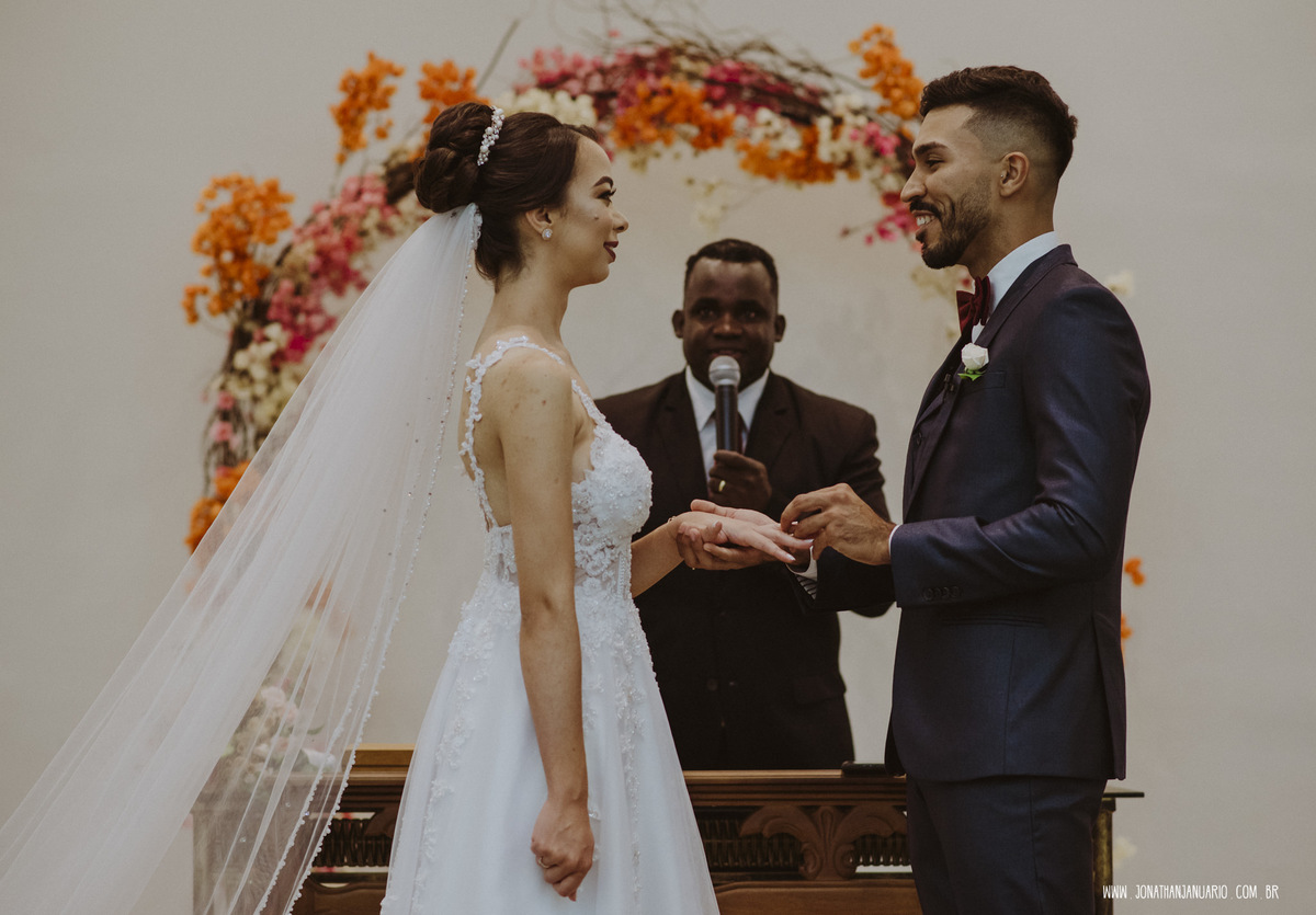 casal apaixonado, love, amor, Jonathan Januario, foto, fotografia, Araras, leme, limeira,campinas, São Paulo, Rio claro, lifeStyle, foto na fazenda, casamento de noite, noiva, vestido de noiva, vestida pra casar, lápis de noiva, casamento chique, igreja