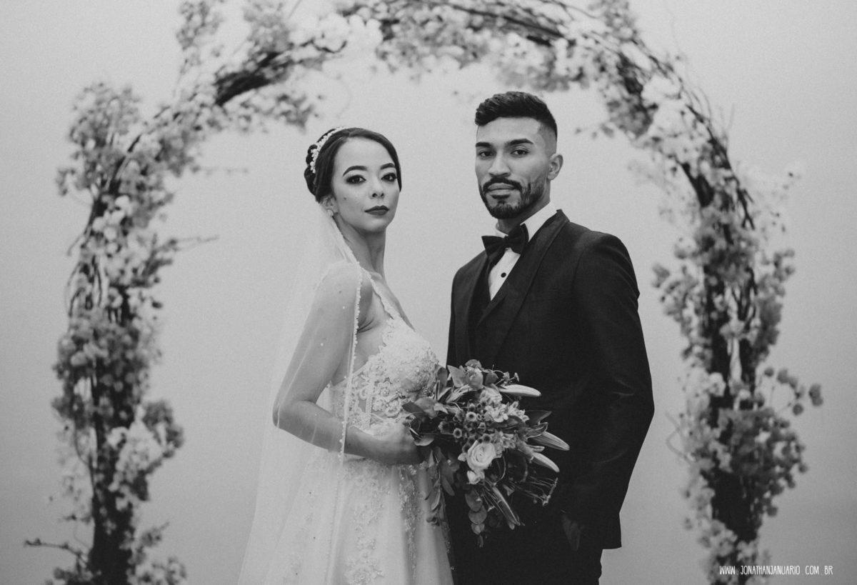 casal apaixonado, love, amor, Jonathan Januario, foto, fotografia, Araras, leme, limeira,campinas, São Paulo, Rio claro, lifeStyle, foto na fazenda, casamento de noite, noiva, vestido de noiva, vestida pra casar, lápis de noiva, casamento chique, igreja